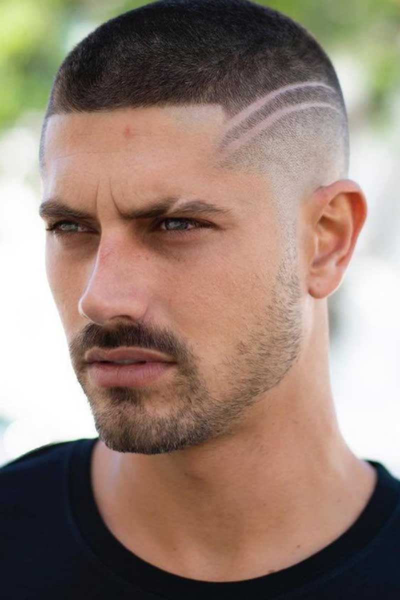 Buzz cut với hai đường ngôi cong đối xứng