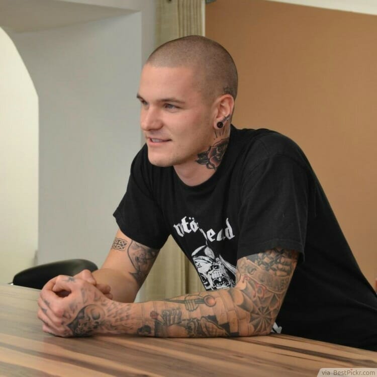 Military induction buzz cut ngắn nhất